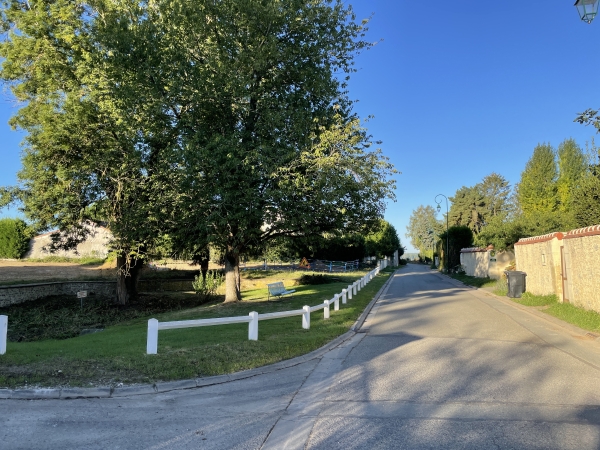 Je continue rue Cauchoise, et longe la mare, vide en raison de travaux semble-t-il.