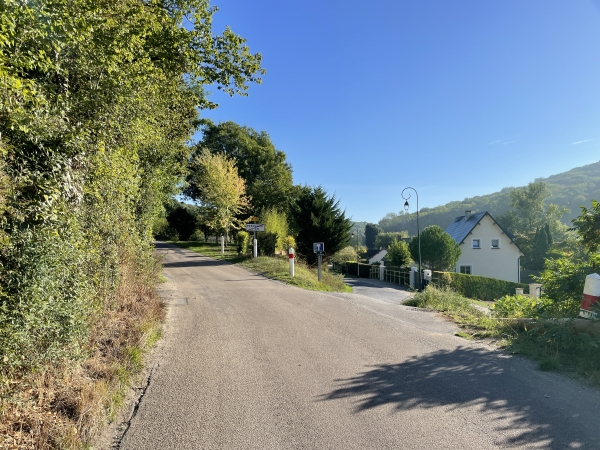 Je quitte le bois et rejoins la rue d'Hennezis à Pressagny-le-Val. Je vais tourner ici à droite, dans l'impasse du Moulin.