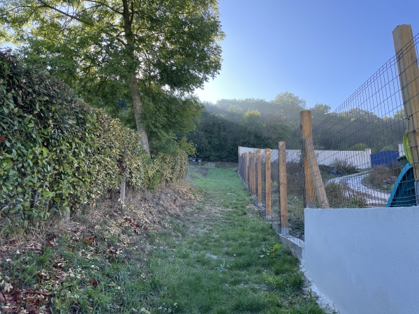 Je traverse le Ruisseau Sainte-Genevieve (qui passe sous la rue de l'impasse), et traverse son vallon pour rejoindre la rue de Mézières.