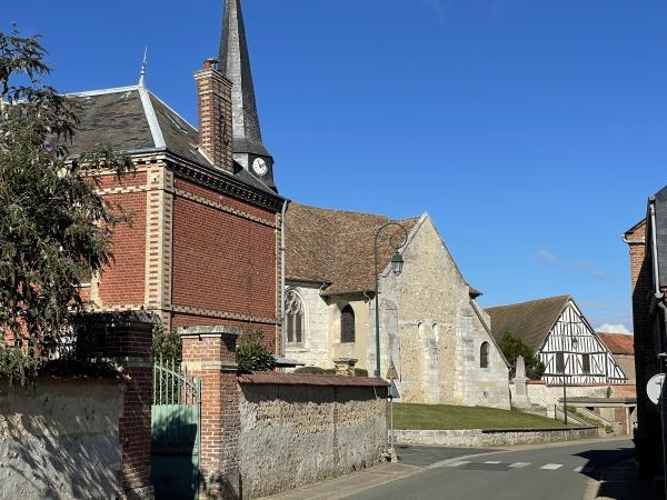 Me voilà de retour au pied de l'église Saint-Pierre.