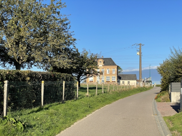 Me voilà de retour au centre de la Poterie-Mathieu, avec la mairie en face.