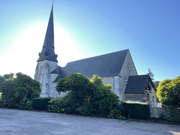 Nous partons du parking de la rue de l'église, et entrons sur le chemin qui se trouve de l'autre côté de la rue.