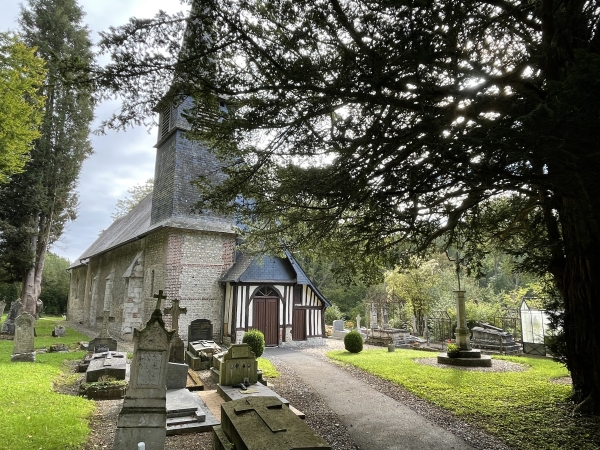 Nous voilà devant l'église Saint-Pierre de la Poterie-Mathieu (XIIIe, XIXe). La mairie de ce village est à 1,5km. Cette petite commune est constituée de hameaux dispersés, répartis autour des anciennes fermes, et l'église est isolée dans le vallon, au-dessus de la Véronne.