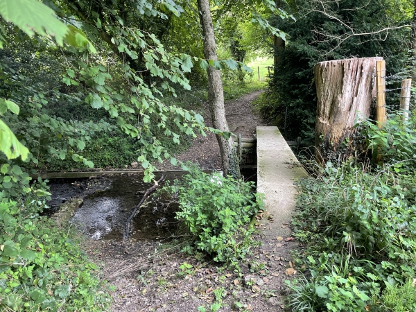 Nous quittons la rue pour traverser la Véronne et remonter sur le coteau est.