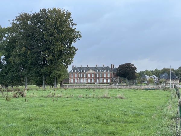 Je pars du parking de la salle municipale, et traverse le bourg par la rue du Château. Le château date du XVIIIe siècle. Il a été construit pour Jean-Baptiste Dandasne, et fut longtemps la résidence du marquis de Lever, colonel de cavalerie du prince de Condé. (ref site web mairie)
