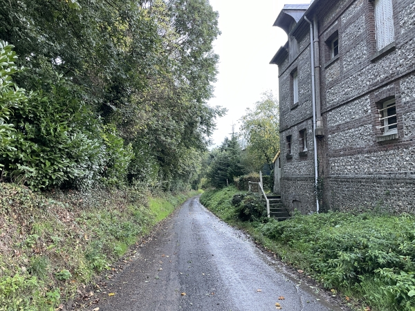 Je tourne sur cette petite route d'Héricourt.