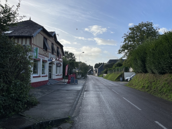 J'entre dans Envronville par la D5. Comme on le voit, il est possible ici de faire une pose dans le café épicerie du bourg.