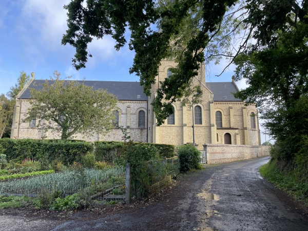 Me voilà au niveau de l'église Notre-Dame-de-l'Assomption (elle aussi) de Rocquefort. De l'autre côté de l'église se trouve la chapelle où reposent le marquis de Lever et son neveu (voir l'album de la rando).