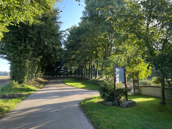 Je contourne la ferme Grancher pour suivre la petite route du Bel Event.