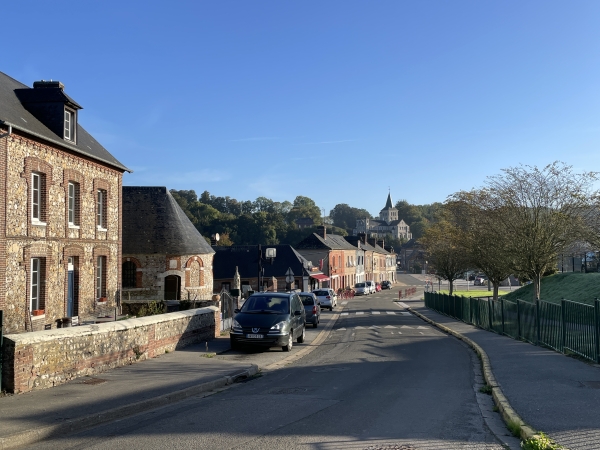 Voici Héricourt-en-Caux. On distingue en face l'église Saint-Denis (XIXe) qui surplombe le bourg, et, à gauche, la chapelle Saint-Riquier (XVIIIe).