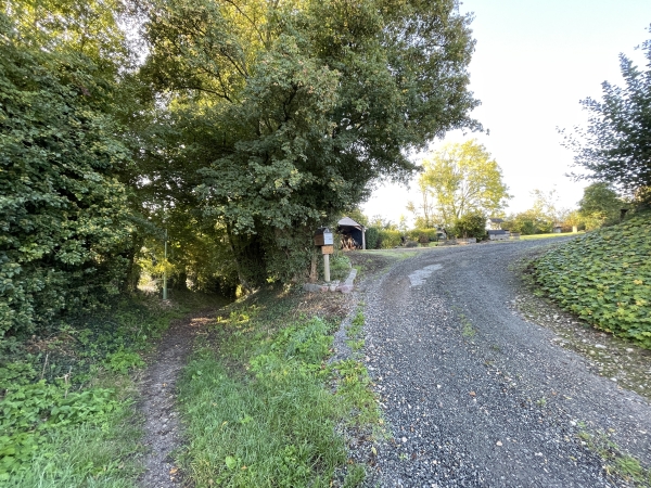 Je n'entre pas dans le bourg, et tourne sur le Sentier Saint-Riquier qui longe l'ancienne motte féodale, ici à droite, où se trouve désormais une maison individuelle.