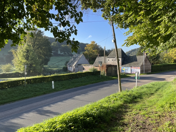 Le Sentier Saint-Riquier arrive en face de cette ferme, traverse la D149, et continue en face.