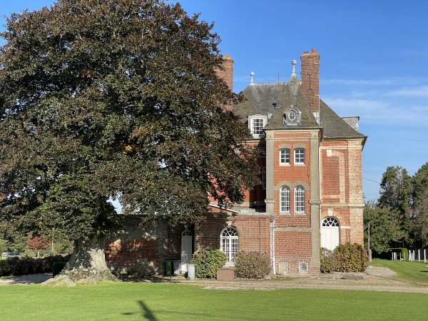 Je longe le château de Roquefort (XVIIIe).