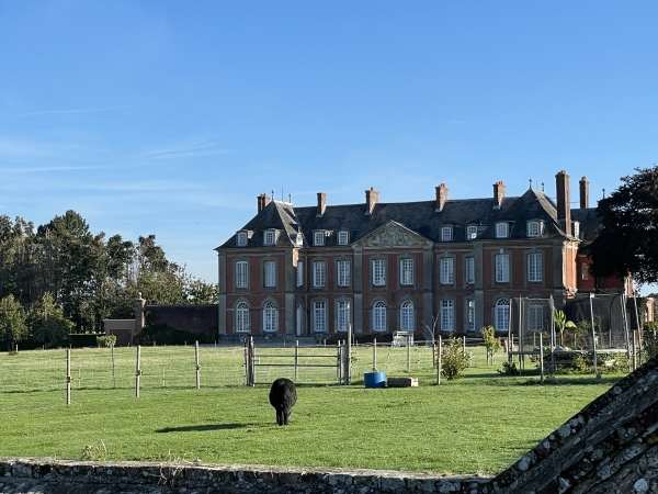 Le château de Roquefort a été construit pour Jean-Baptiste Dandasne, et fut longtemps la résidence du marquis de Lever, colonel de cavalerie du prince de Condé, et dont la chapelle est dans le cimetière.