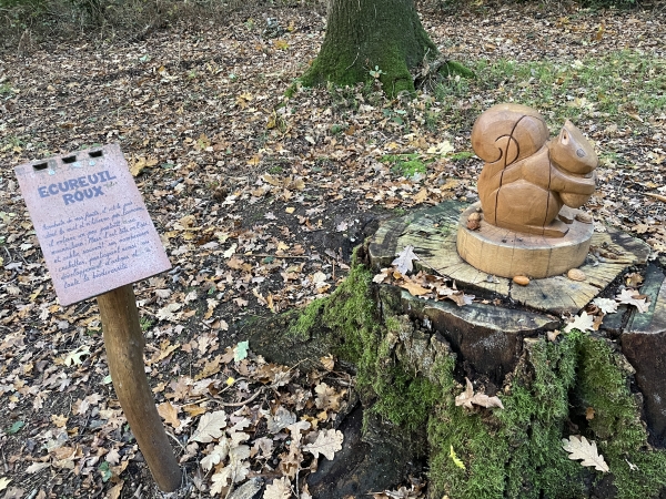 Parfois, une sculpture vient compléter le parcours.