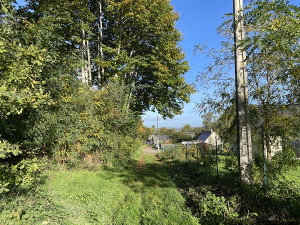 Le chemin de la Forge nous conduit directement à proximité de la mairie.