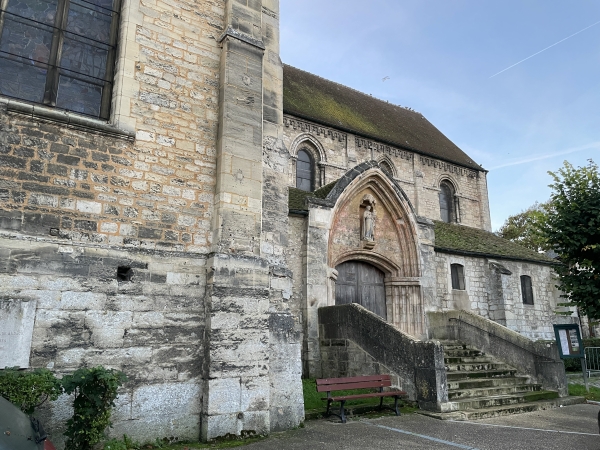 Nous partons du parking de l'église Notre-Dame (XIe, XIIe, XVe). L'église a longtemps été un lieu de pélerinage pour les reliques de Clair du Beauvaisis. Sur la photo, on voit le portail principal et une statue classée de la Vierge à l'Enfant.