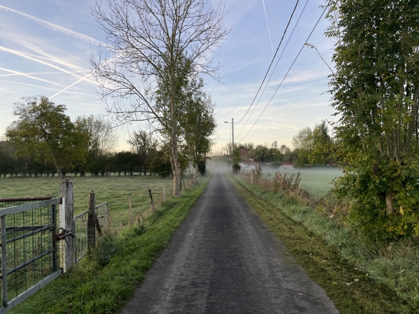 Nous quittons la route de Paris  pour tourner sur cette rue des Marais qui passait derrière la papeterie. Plusieurs habitations ouvrières de la papeterie bordent encore cette petite route (voir le site web de la commune de Château-sur-Epte).