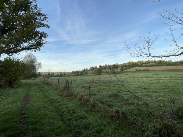 La petite rue est devenue chemin après les dernières habitations ouvrières.