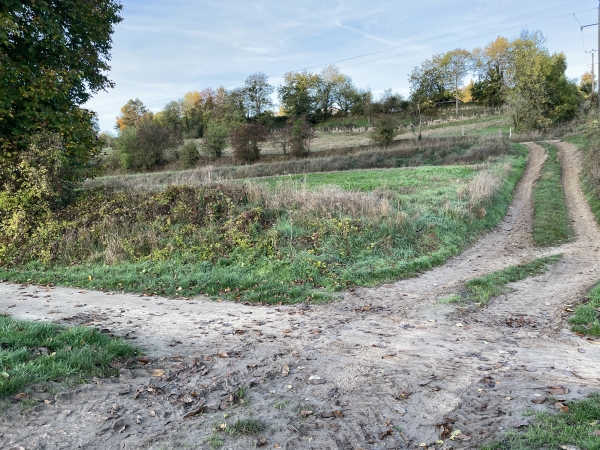 Nous traversons l'ancienne ligne Gisors - Pacy-sur-Eure, devenue Voie Verte de l'Epte, et montons en face.