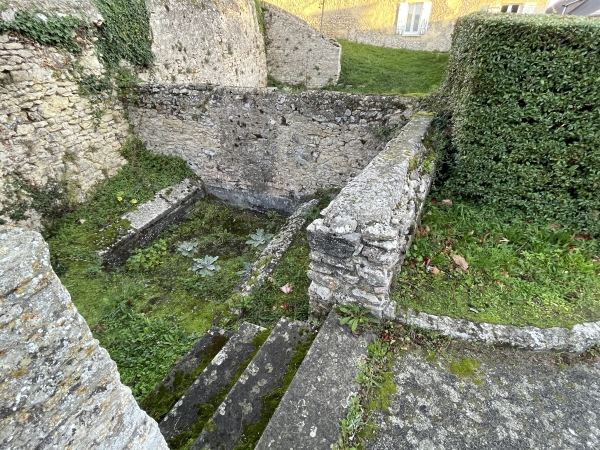 Nous traversons le village de Château-sur-Epte, avec ici l'ancien lavoir, et continuons vers le sud.