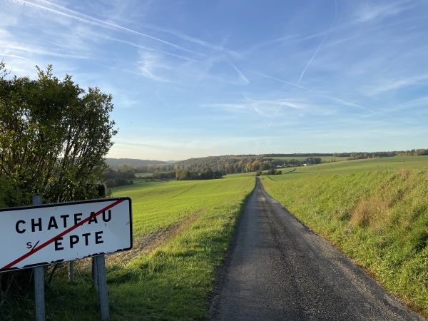 Nous sortons de Château-sur-Epte par cette petite route qui devient chemin un peu plus loin.