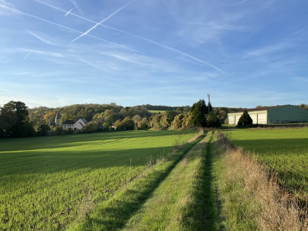 Nous arrivons à Berthenonville dont on distingue déjà la flèche de l'église Saint-Ouen.