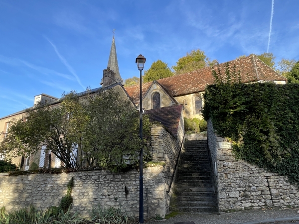 A notre droite, l'église Notre-Dame d'Aveny.