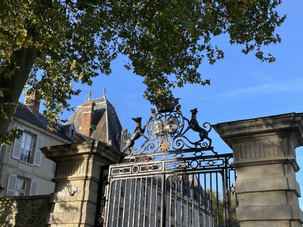 Le portail du château d'Aveny présente les blasons des familles de Fayet et Bonninière de Beaumont, surmontés de la couronne de marquis. Le château accueille désormais des événements privés et professionnels.
