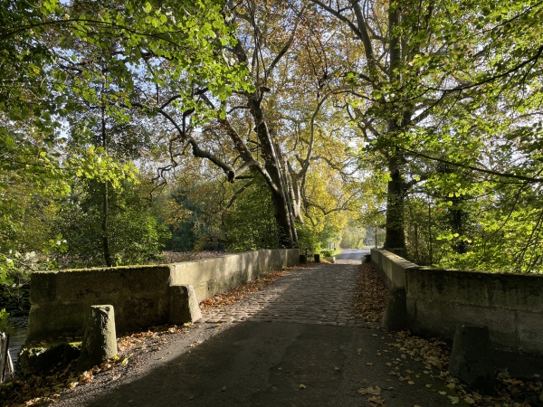 Nous traversons le Pont pavé d'Aveny sur l'Epte (XVIIIe) pour quitter (momentanément) la Normandie.