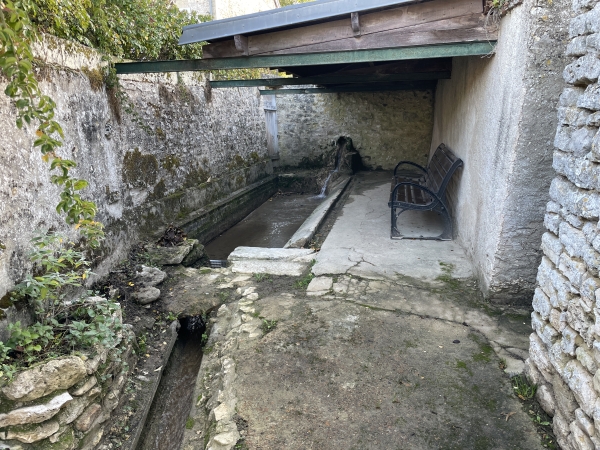 Nous traversons Copierres, de l'autre côté de la vallée, avec ici l'ancien lavoir.