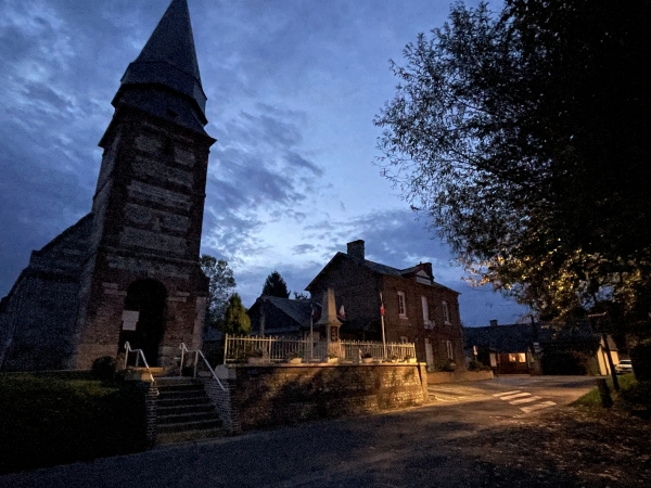 Nous partons du parking de la salle polyvalente, juste en face de l'église Sainte-Marie d'Ancourteville-sur-Héricourt. C'est dans cette église qu'ont été tournées des scènes du film Le Horsain (1997).