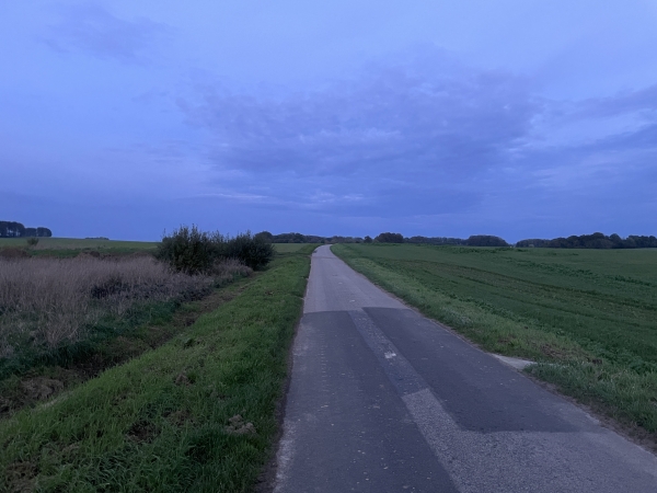 Le départ est plutôt monotone sur la D105 et la D306. Ce sont de petites routes tranquilles, mais rectilignes, dans des paysages de plaine agricole nue en cette saison.