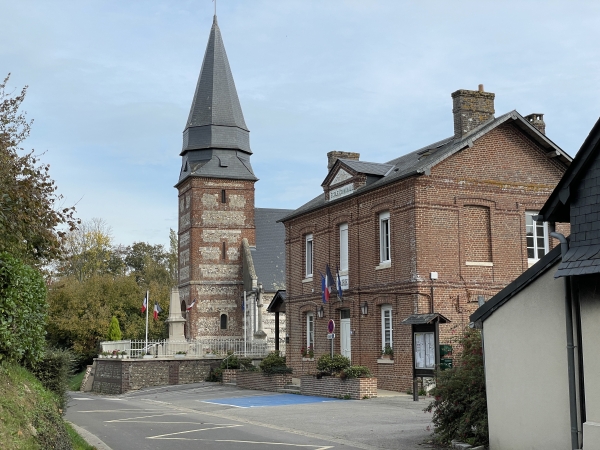 Nous voilà de retour en centre du village.