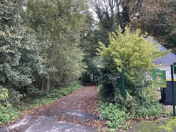 Nous partons du parking de l'école et de la mairie, et peu après, nous suivons le chemin du Grimplet qui entre dans le bois de la Bastille.