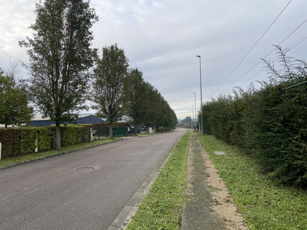 Nous quittons les balises rouges et jaunes du PR que nous suivions depuis le départ, et tournons vers le sud, en bordure de Charleval.