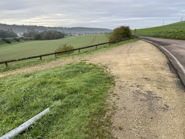 Après le rond point, nous prenons ce chemin, à gauche, qui descend vers un bras de l'Andelle.