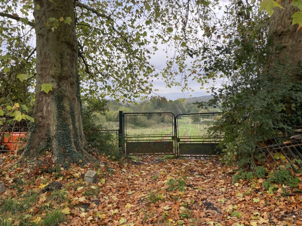 Pas de panique, le chemin des marais est clôturé en raison des bovins, mais on voit à gauche un portail à piétons équipé d'un ressort de fermeture.