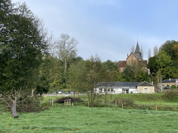 Nous arrivons près de l'église Saint-Germain de Radepont. Nous allons traverser le petit pont que l'on voit en face et sortir des marais par le portail qui est devant la salle des fêtes. Si vous ne connaissez pas le château de Radepont (XIXe), n'hésitez pas à aller faire l'aller-retour, il est bien visible depuis la route.