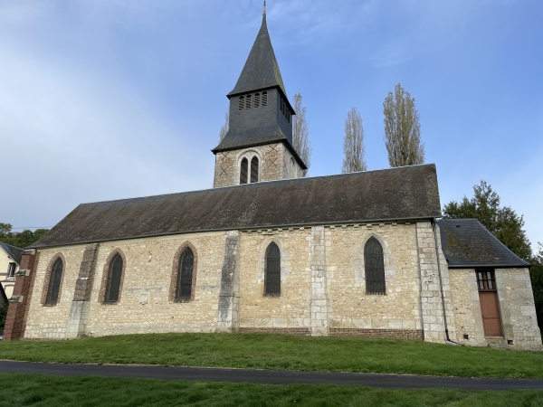 Nous longeons l'église Saint-Germain (XIIe, XVIe XIXe), et y retrouvons les balises jaunes et rouges du PR que nous allons suivre jusqu'au retour.