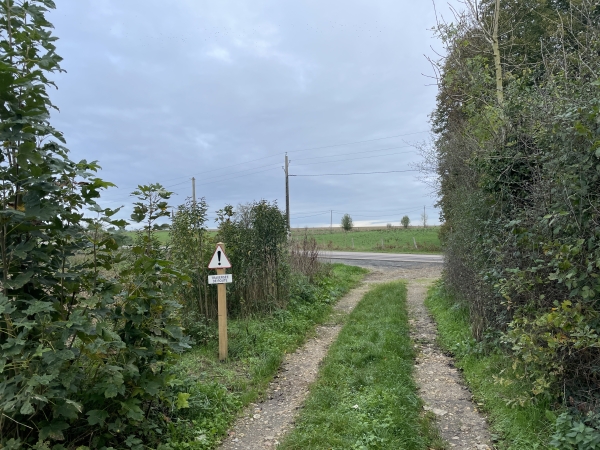 Nous traversons la D6014 et allons continuer sur un autre chemin, presque en face.