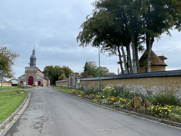 Nous voilà de retour à Vandrimare. On devine à droite le colombier du château, et en face se trouve l'église Notre-Dame.