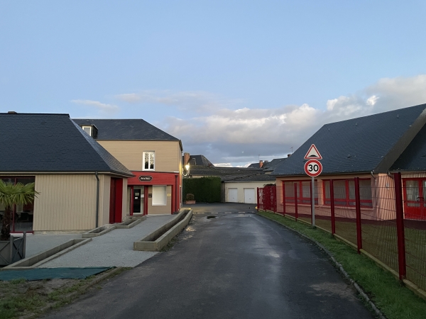 Nous partons du parking de l'école, et passons entre elle et la mairie pour rejoindre le centre du bourg.
