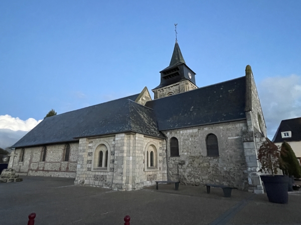 Nous longeons l'église Saint Maclou, avant de traverser la D180 et rejoindre la route de St-Pierre-du-Val.