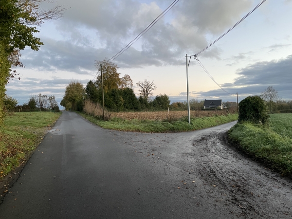 Nous avons rejoint la route de la Neuville, et allons tourner à droite pour suivre la route du Val Durand. Les routes deviennent de plus en plus petites.