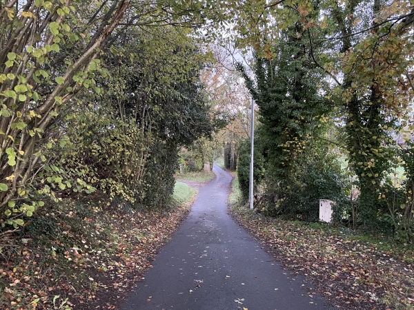 La route de la Neuville dessert de nombreuses propriétés. Un peu plus loin, nous allons retrouver la route de Neuville.