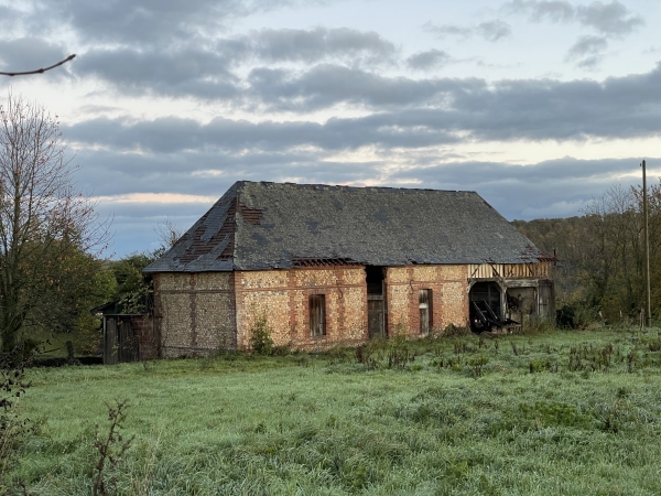 C'est une campagne résidentielle, mais qui a laissé plusieurs traces de son passé agricole, comme cette vieille dépendance d'une ferme disparue.