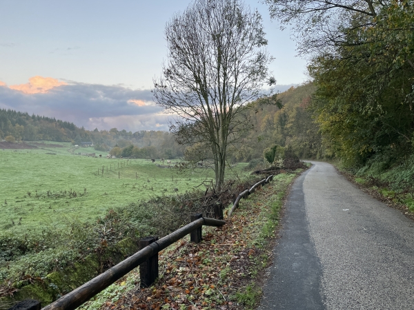 Nous avons rejoint le Val Durand, et suivons maintenant la route de Foulbec.