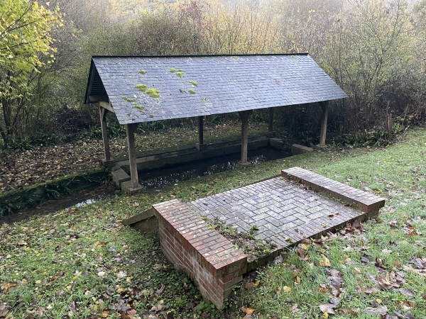 Ancien lavoir près de la source du Val Durand. Un chemin relie ce lavoir au hameau de la Poterie. On imagine les brouettes de linge dans la montée vers le hameau.