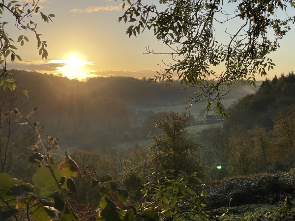Au sommet, nous sommes salués par le soleil qui vient de dépasser les collines.